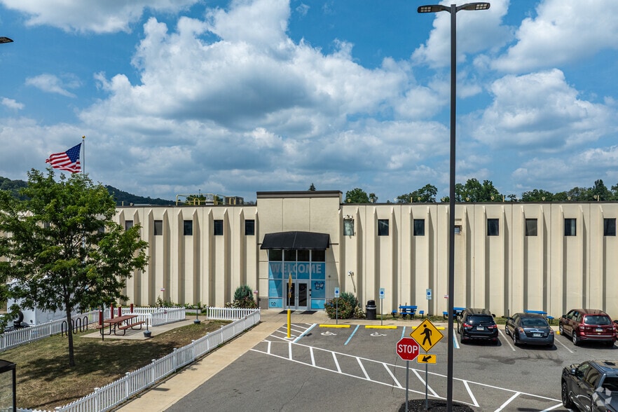 2250 Roswell Dr, Pittsburgh, PA for lease - Building Photo - Image 2 of 15