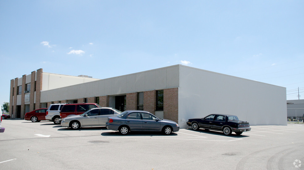 11704-11718 Lackland Industrial Dr, Saint Louis, MO for lease - Building Photo - Image 3 of 15