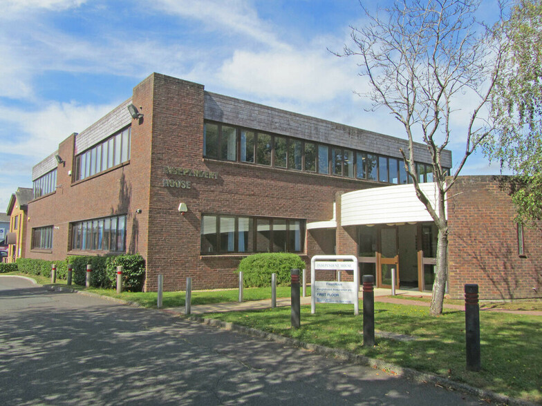 Imberhorne Ln, East Grinstead for lease - Building Photo - Image 1 of 7