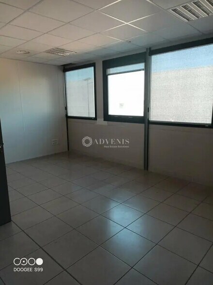 Office in  for lease - Interior Photo - Image 3 of 5