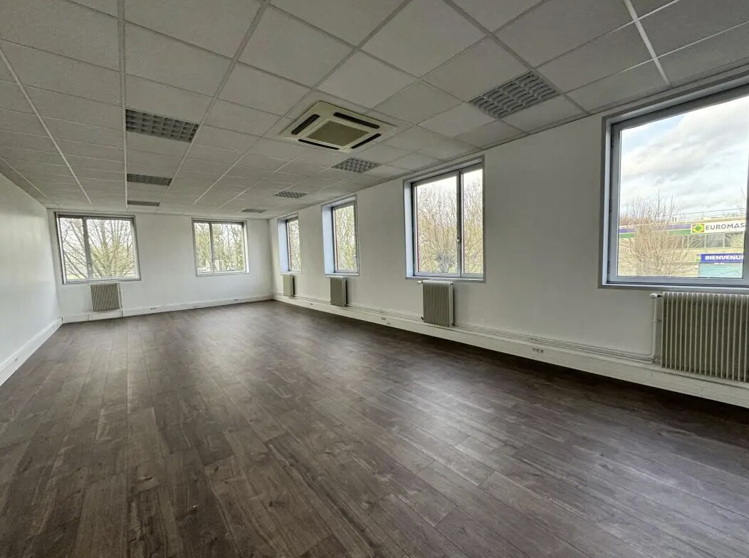 Office in Villeneuve-la-Garenne for lease Building Photo- Image 1 of 6