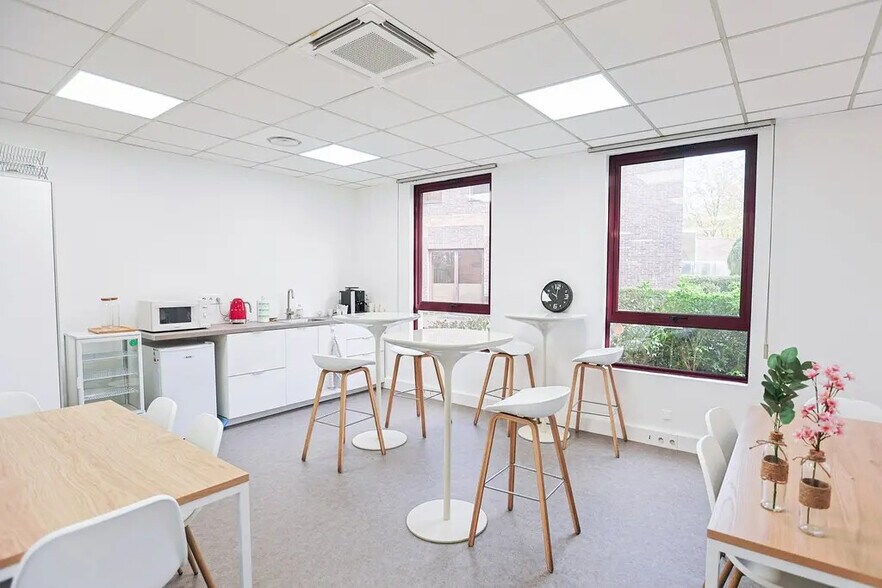 99 Rue Pereire, Saint-Germain-en-Laye for lease - Interior Photo - Image 2 of 7