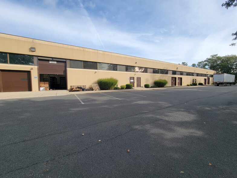 80 Red Schoolhouse Rd, Chestnut Ridge, NY for lease - Building Photo - Image 1 of 23