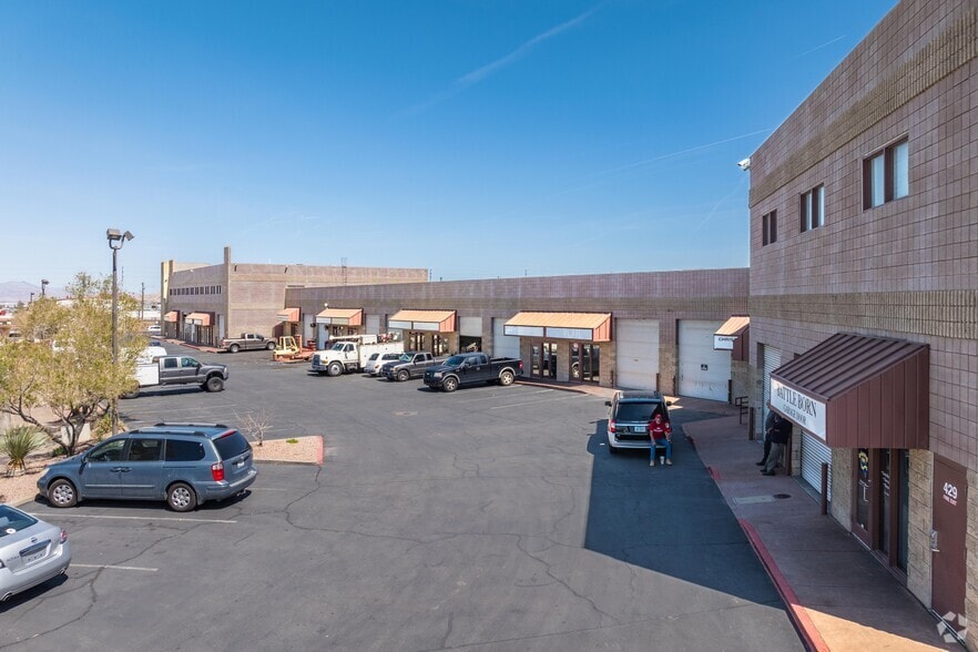 401-433 Max Ct, Henderson, NV for lease - Building Photo - Image 3 of 6