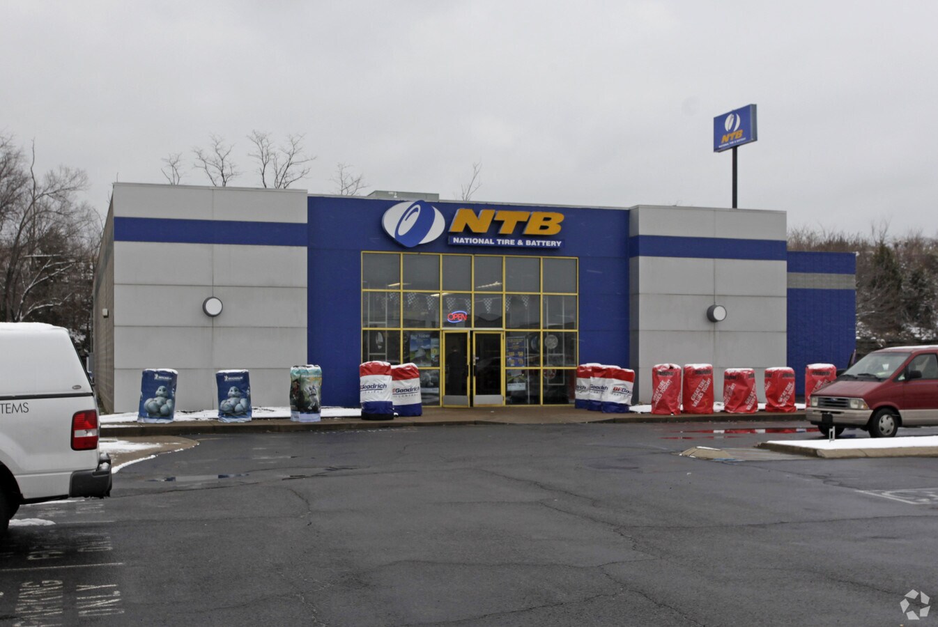 798 Rivergate Pky, Goodlettsville, TN 37072 National Tire and Battery