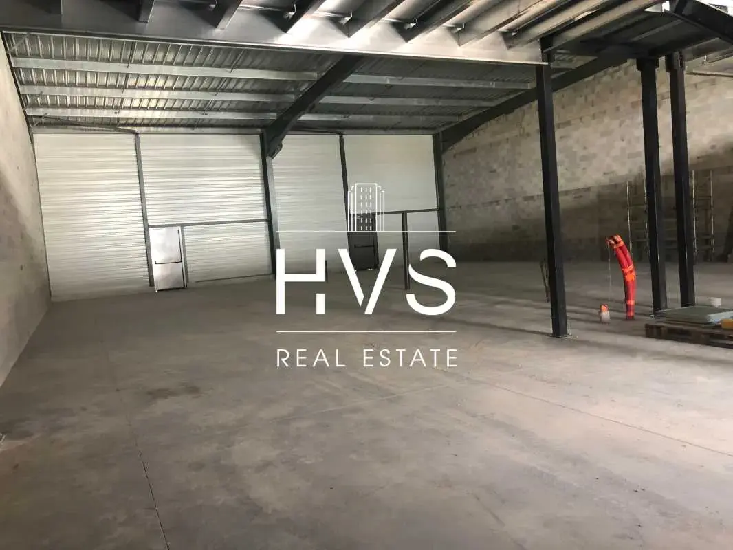 Industrial in Éguilles for lease Interior Photo- Image 1 of 2