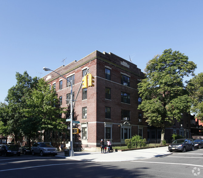 658 Montgomery St, Brooklyn, NY for sale - Building Photo - Image 1 of 1