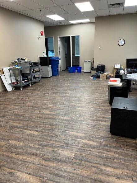 4960 Rue Levy, Saint-Laurent, QC for lease - Interior Photo - Image 3 of 24