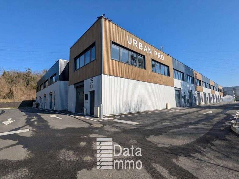 Industrial in Neuilly-Plaisance for lease - Building Photo - Image 2 of 8