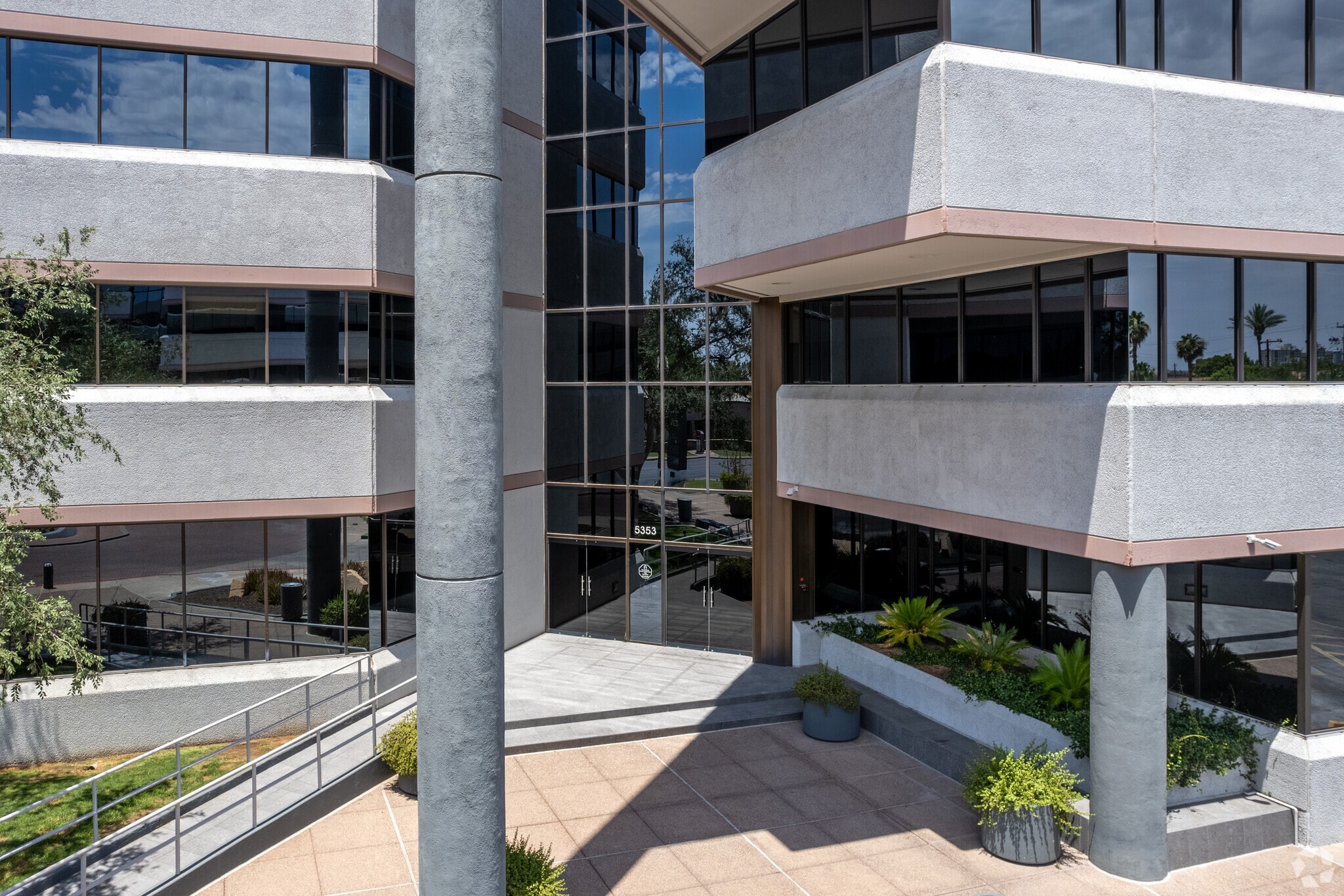 5353 N 16th St, Phoenix, AZ 85016 The Madison 5353 Bldg