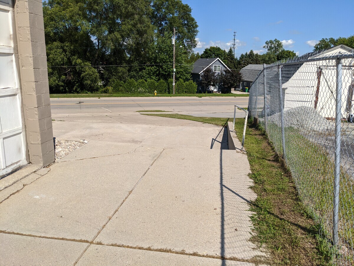 915 Lime Kiln Rd, Green Bay, WI 54302