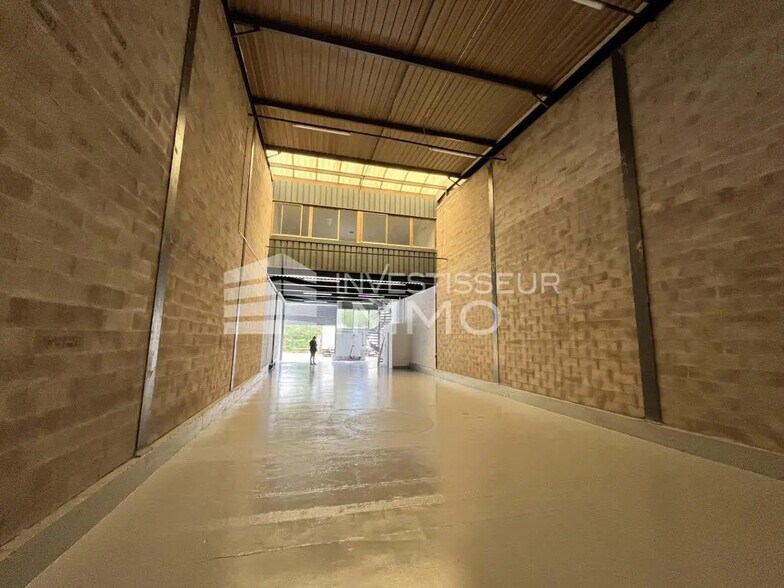 Flex in Noisy-le-Grand for lease - Interior Photo - Image 3 of 5