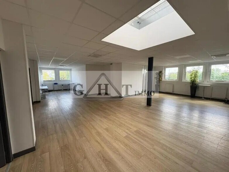 Office in Vaux-le-Pénil for lease - Interior Photo - Image 2 of 12