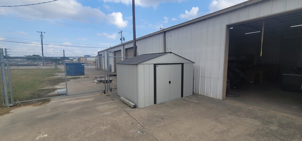 107 Mcnutt Rd, Hutto, TX for lease - Building Photo - Image 3 of 6