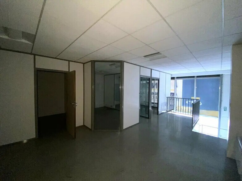 Retail in Antibes for lease - Interior Photo - Image 2 of 8