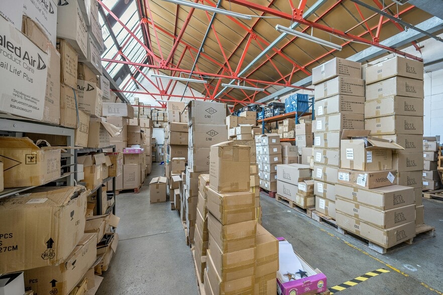 Garnett Close, Watford for lease - Building Photo - Image 2 of 7