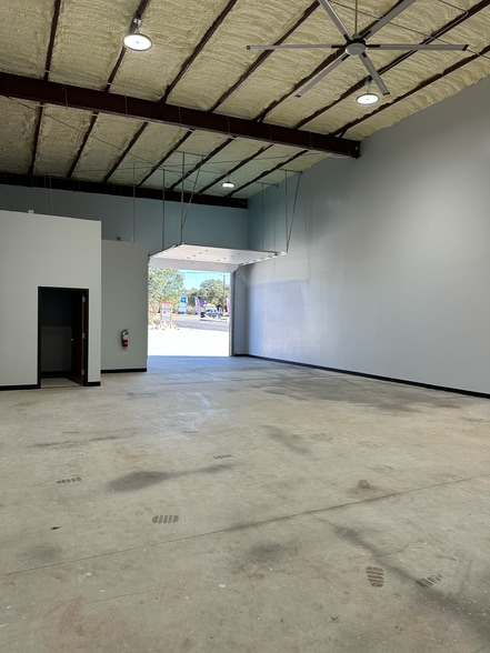 10927 Fredericksburg Rd, San Antonio, TX for lease - Building Photo - Image 3 of 20