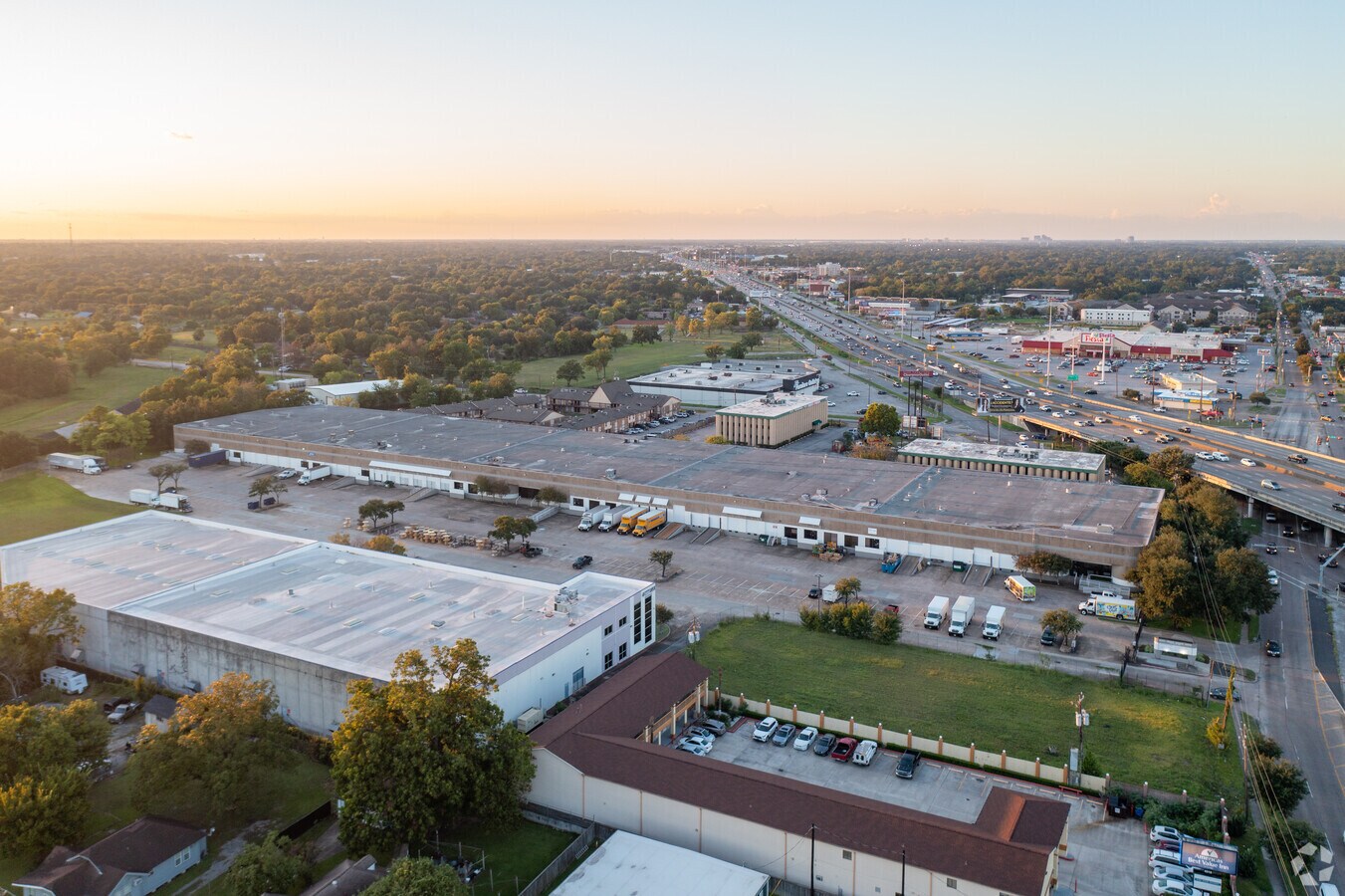 4555 Airline Dr, Houston, TX 77022