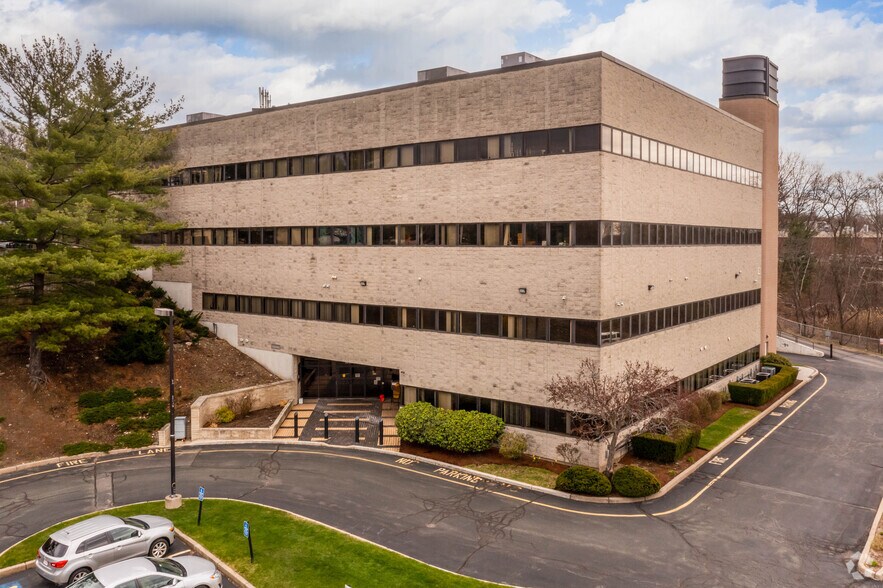 15 Commonwealth Ave, Woburn, MA for sale - Building Photo - Image 1 of 1