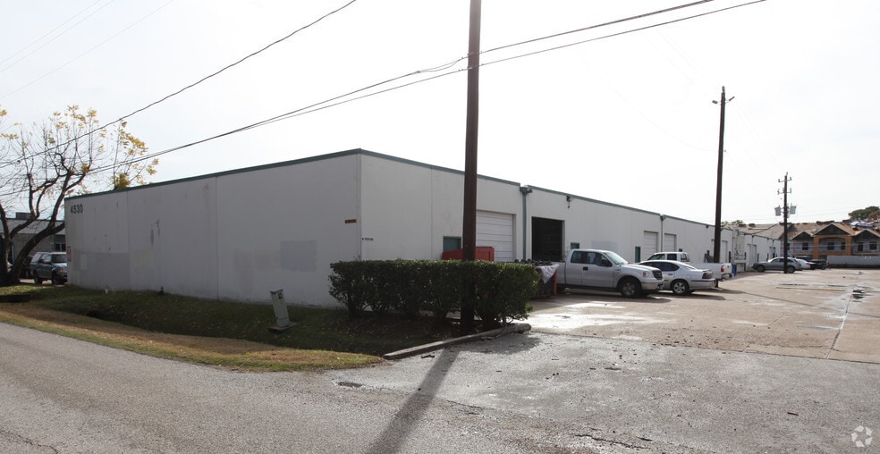 4530 W 34th St, Houston, TX for lease - Building Photo - Image 3 of 10