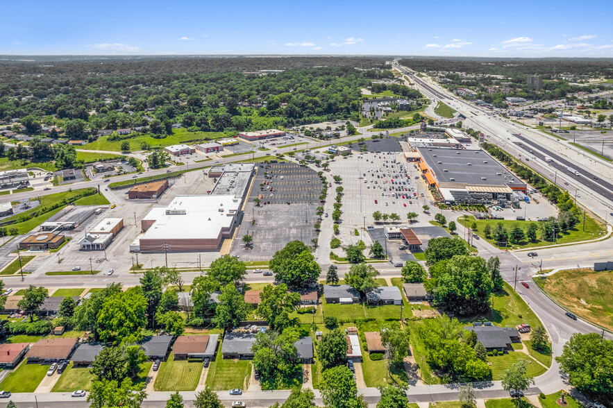 10800-10990 New Halls Ferry Rd, Ferguson, MO for lease - Building Photo - Image 2 of 15