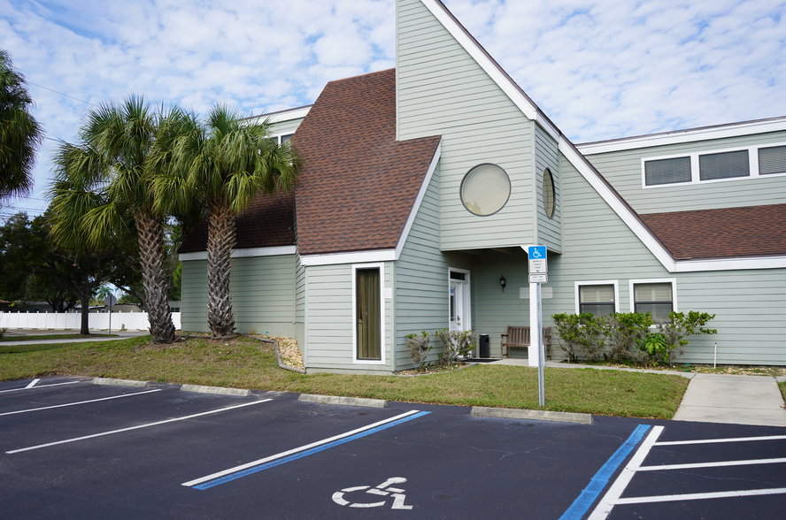 10225 Ulmerton Rd, Largo, FL for lease - Building Photo - Image 1 of 10