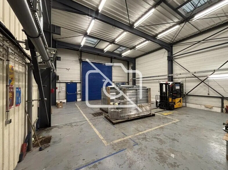 Office in Buc for lease - Building Photo - Image 1 of 7