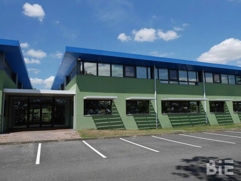 Office in Canéjan for lease - Building Photo - Image 2 of 3