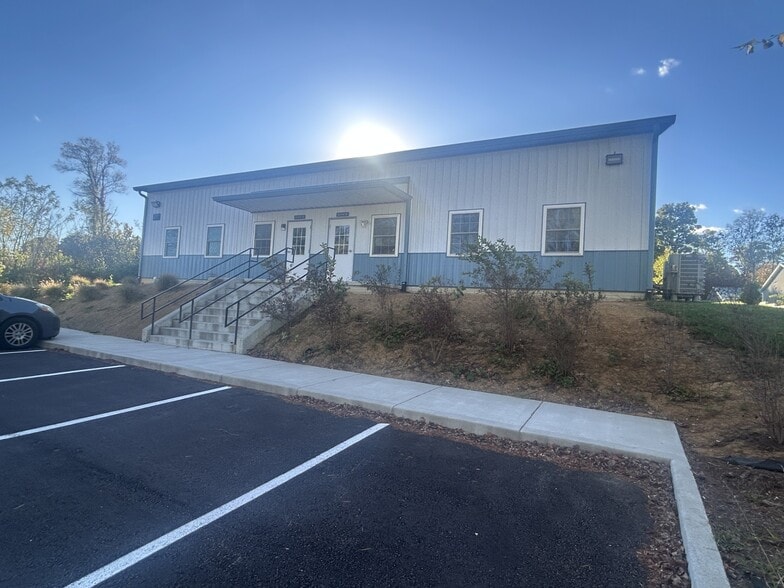 3137 N Westbury Village Dr, Bloomington, IN for lease - Building Photo - Image 2 of 6