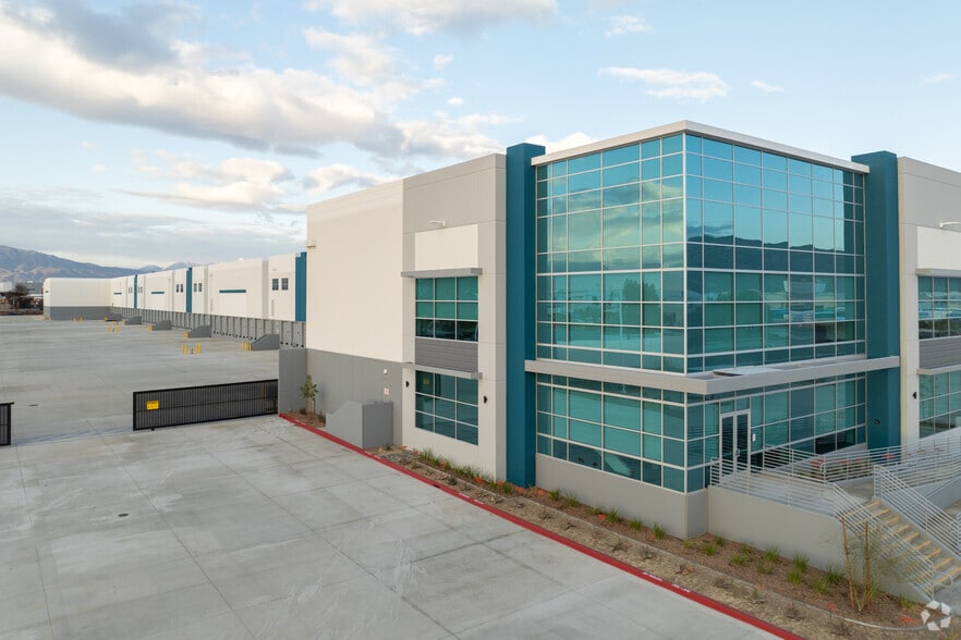 14874 Santa Ana Ave, Fontana, CA for lease - Primary Photo - Image 1 of 6