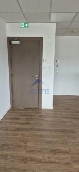 Office in Bron for lease - Interior Photo - Image 2 of 7