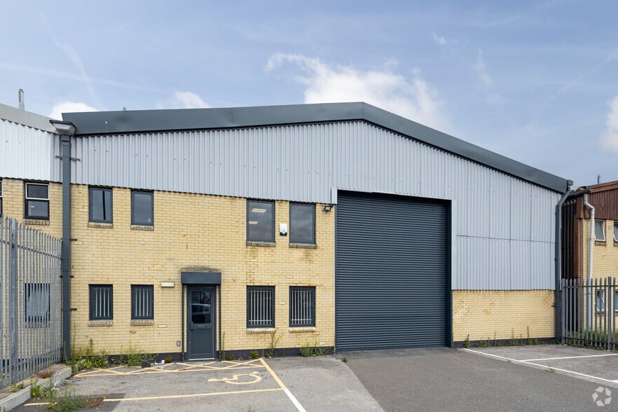 Redburn Industrial Estate, Enfield for lease - Building Photo - Image 2 of 8