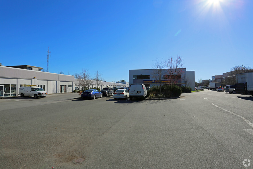 555 Ardersier Rd, Victoria, BC for lease - Building Photo - Image 2 of 9