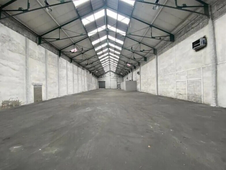 Flex in Lyon for lease - Interior Photo - Image 2 of 5