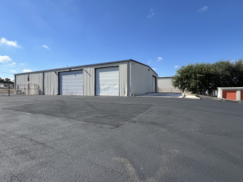 1974 US Hwy 90, Seguin, TX for lease - Building Photo - Image 1 of 4