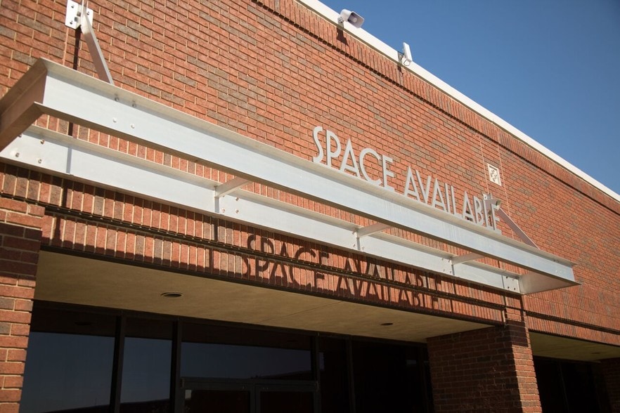 3418 Midcourt Rd, Carrollton, TX for lease - Building Photo - Image 3 of 8