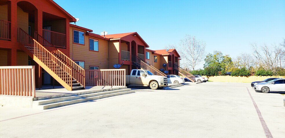 381 State Highway 132, Devine, TX for sale - Building Photo - Image 1 of 1