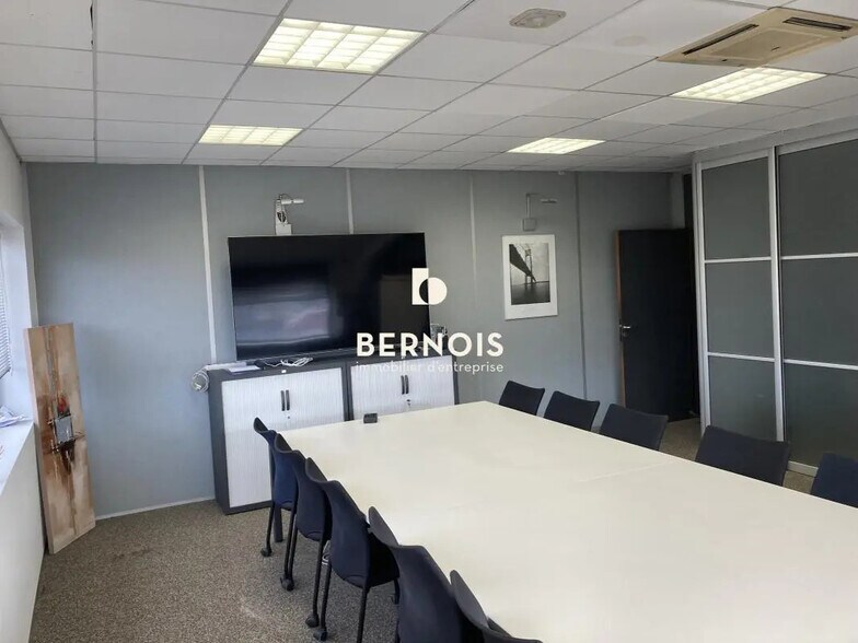 Office in Six-Fours-les-Plages for lease - Interior Photo - Image 1 of 5