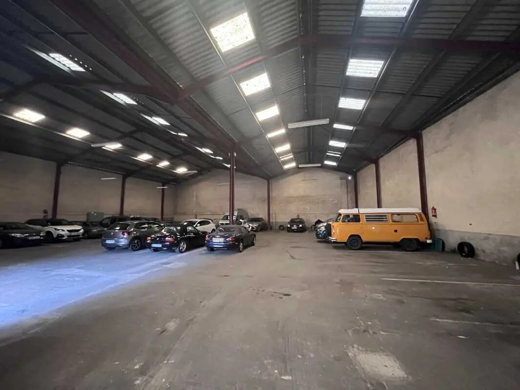 Flex in Bordeaux for lease Interior Photo- Image 1 of 5