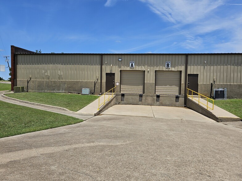 2604 N Kaufman St, Ennis, TX for lease - Building Photo - Image 2 of 10