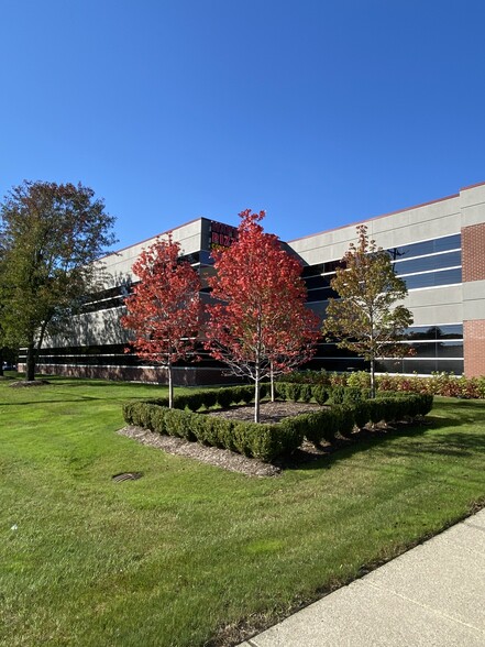 30201 Orchard Lake Rd, Farmington Hills, MI for lease - Building Photo - Image 1 of 15