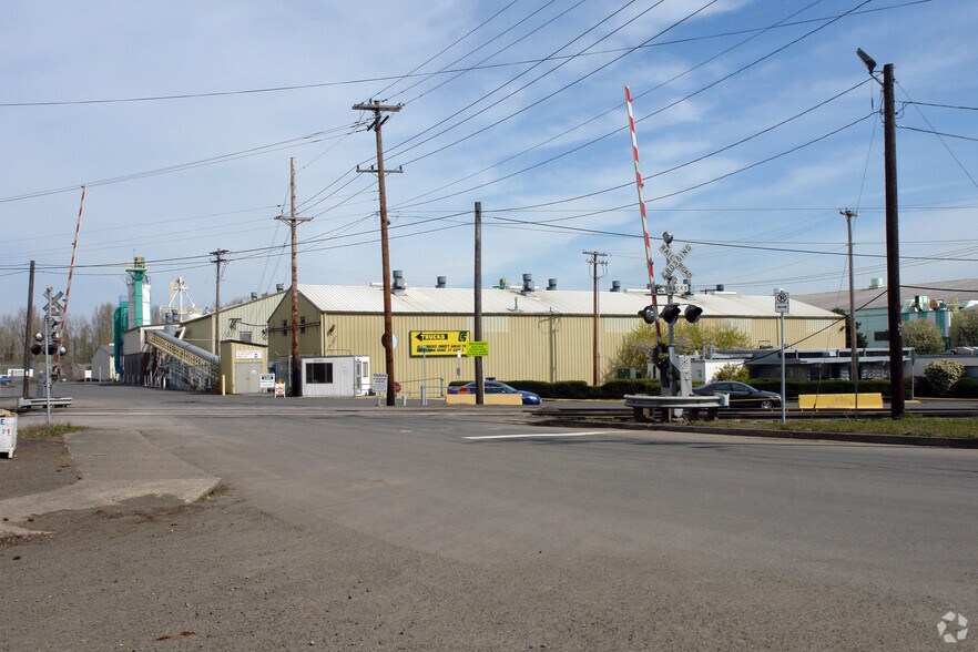 10425 N Bloss Ave, Portland, OR for lease - Building Photo - Image 2 of 3