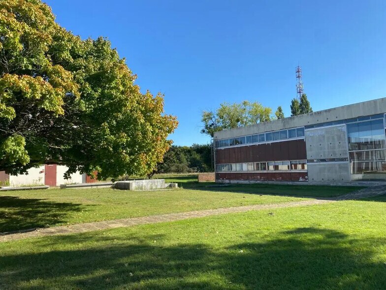 Retail in Épernon for lease - Building Photo - Image 1 of 6
