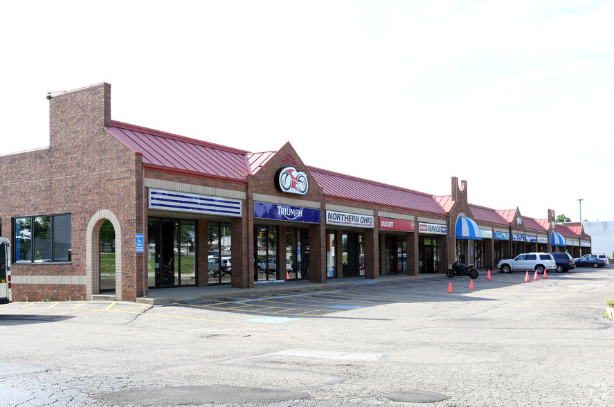 1889-1955 Brittain Rd, Akron, OH for lease - Building Photo - Image 3 of 4