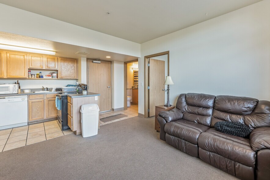 300 Okanogan Ave, Wenatchee, WA for sale - Interior Photo - Image 2 of 21