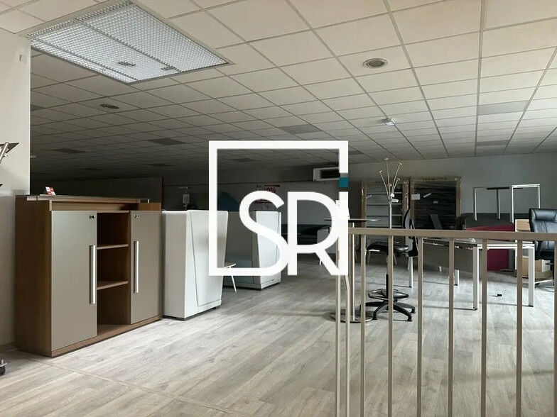 Retail in Cusset for lease - Building Photo - Image 1 of 22