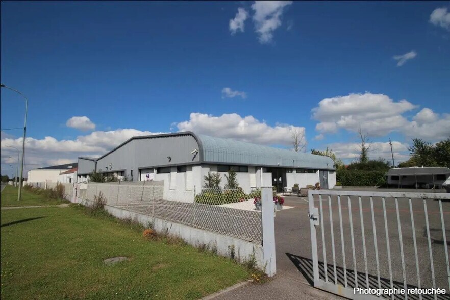 Industrial in Lons for lease - Building Photo - Image 1 of 4