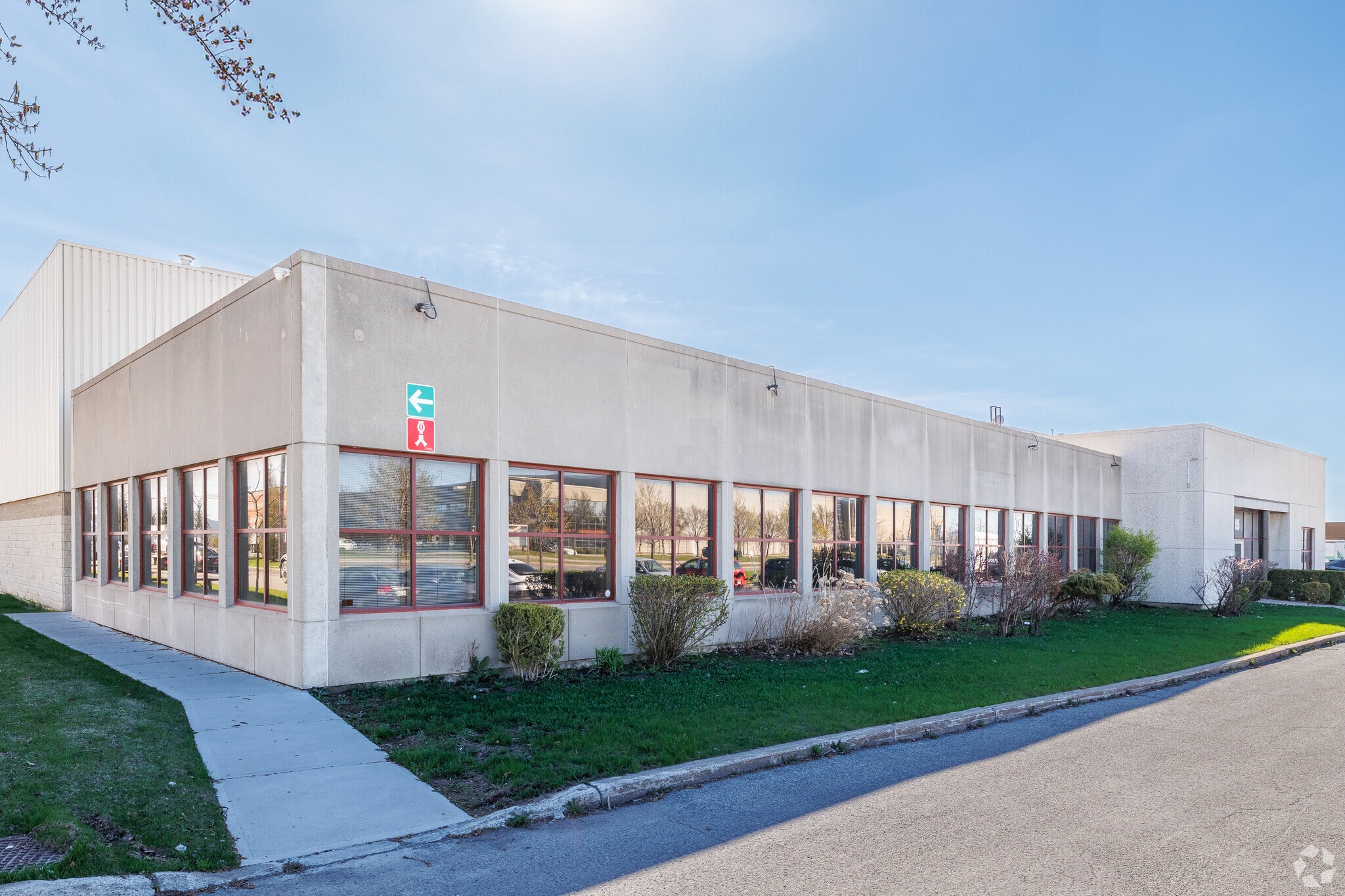 1415 32e Avenue, Montréal, QC for lease Building Photo- Image 1 of 8