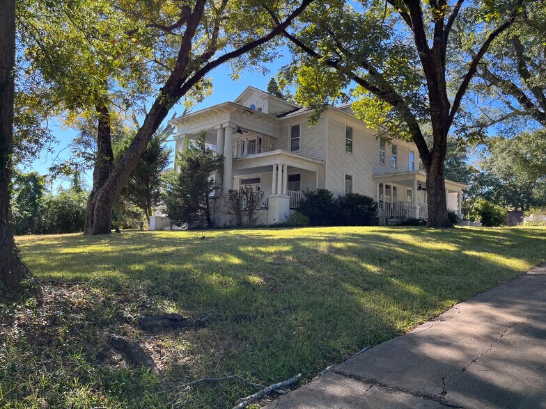 215 N Jackson St, Starkville, MS 39759