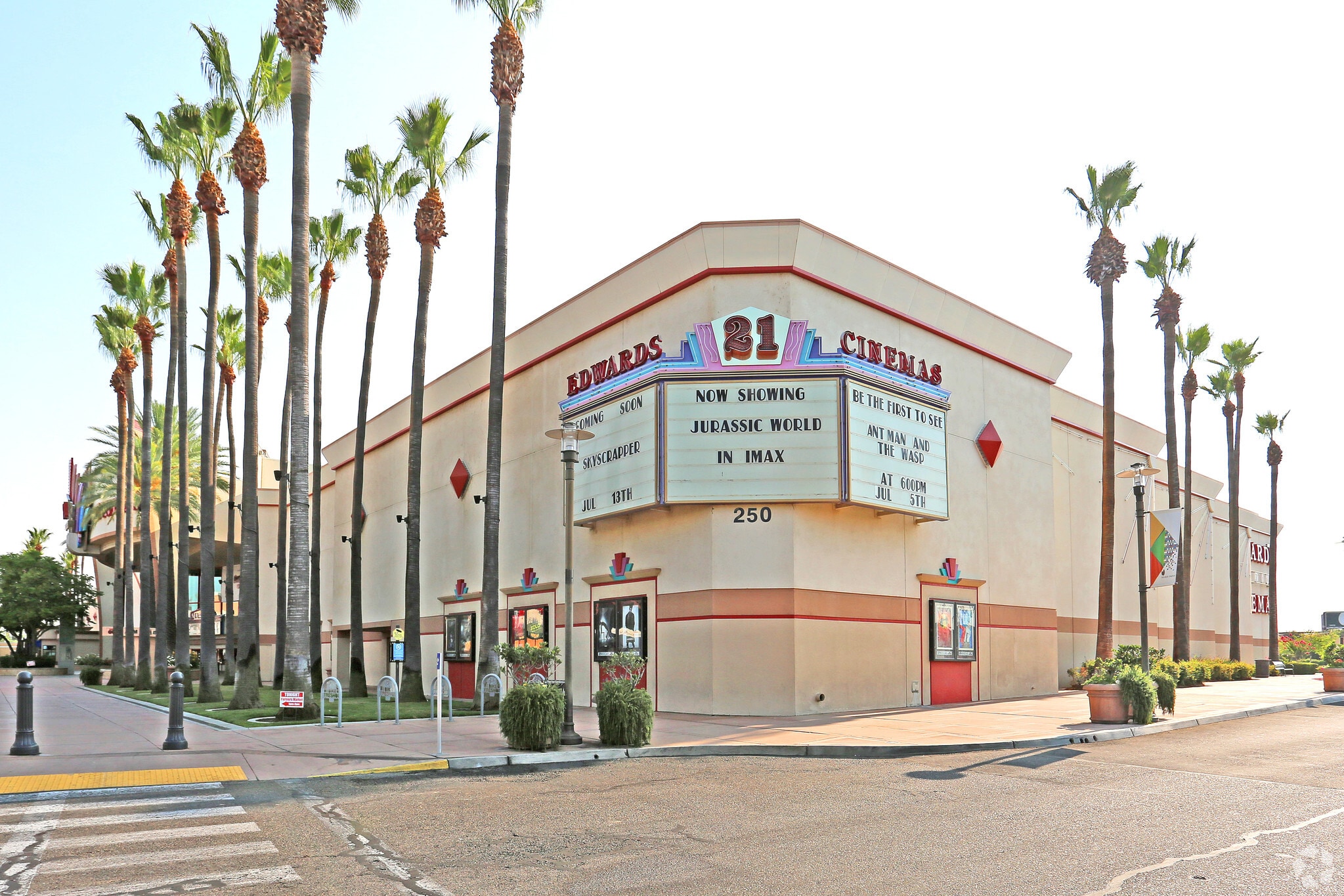 7418 N Blackstone Ave, Fresno, CA 93720 The Shops at River Park